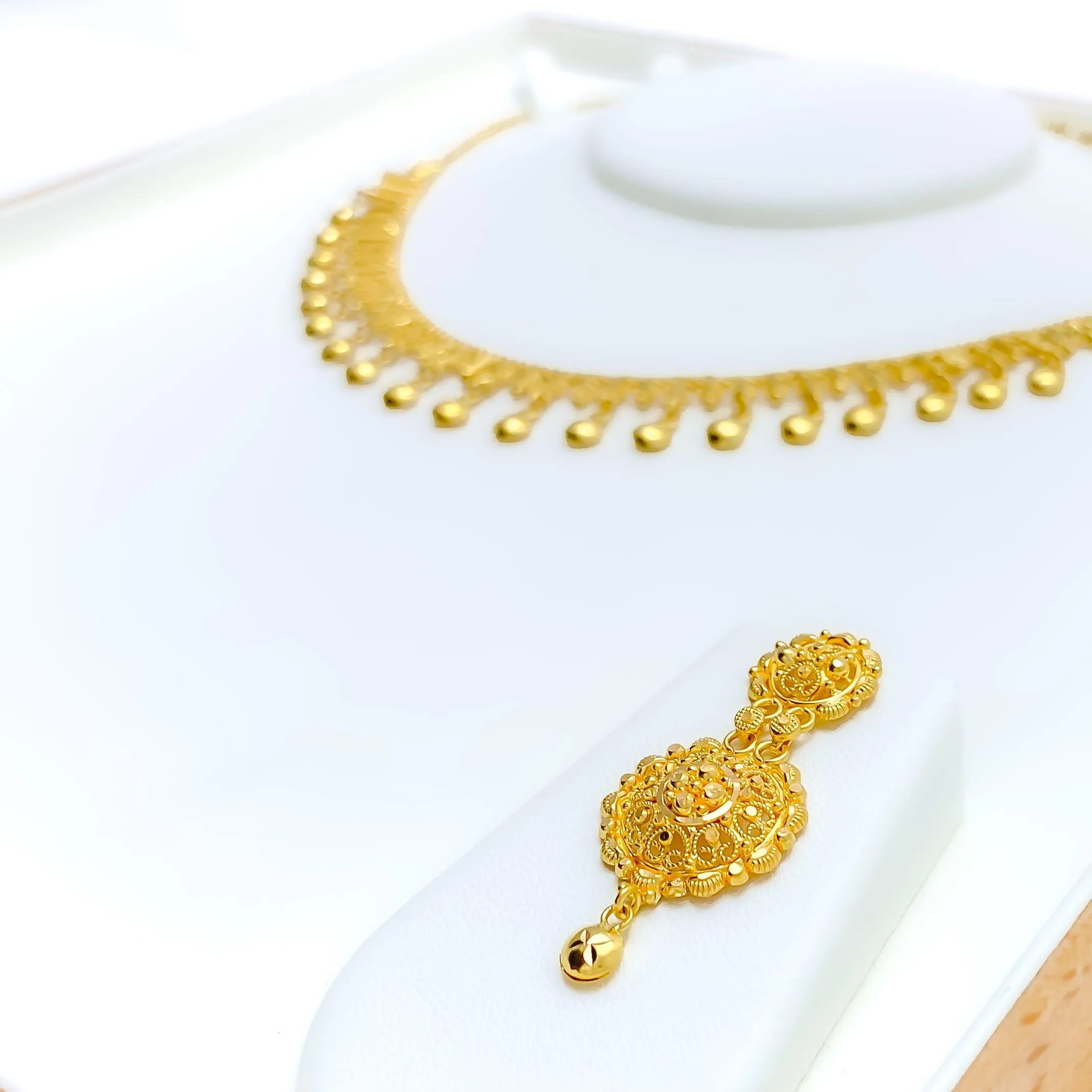 Dazzling Striped 22k Gold Charming Necklace Set