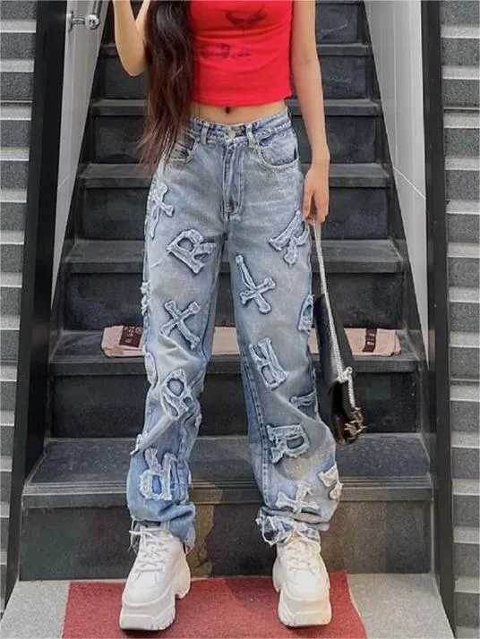 Faded Boyfriend Jeans mit Buchstaben Patch