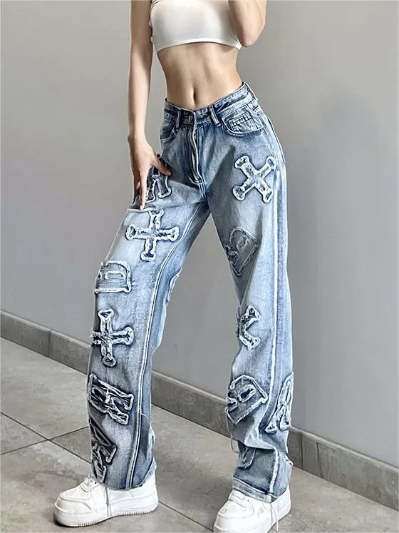Faded Boyfriend Jeans mit Buchstaben Patch