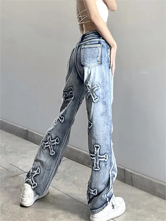 Faded Boyfriend Jeans mit Buchstaben Patch