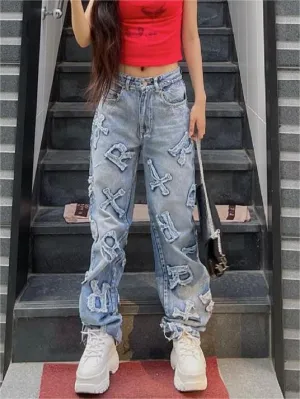 Faded Boyfriend Jeans mit Buchstaben Patch