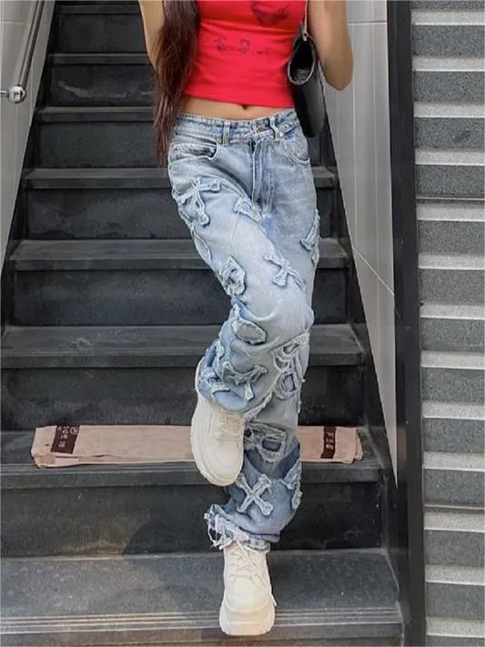 Faded Boyfriend Jeans mit Buchstaben Patch