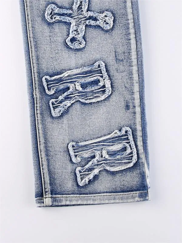 Faded Boyfriend Jeans mit Buchstaben Patch