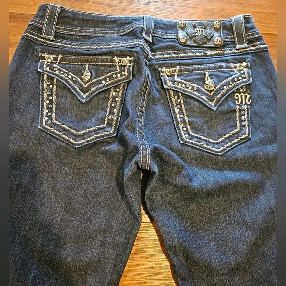 MISS ME EASY BOOT MID-RISE BLING JEANS EXCLUSIVE FOR BUCKLE JEANS SIZE 28