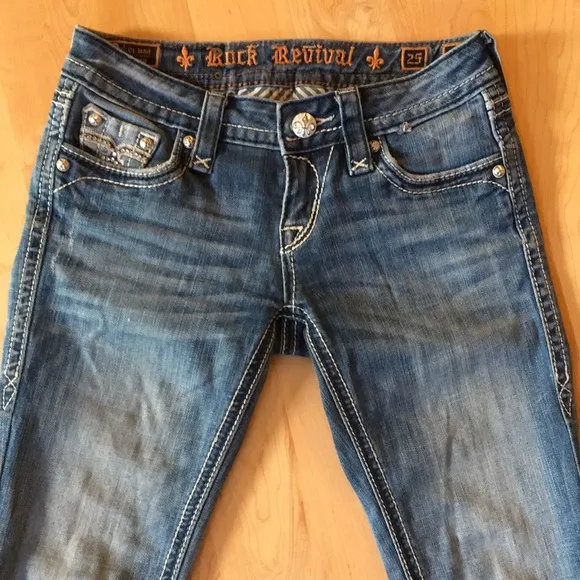 ROCK REVIVAL | Sara Capri Jeans Rhinestone Embellished