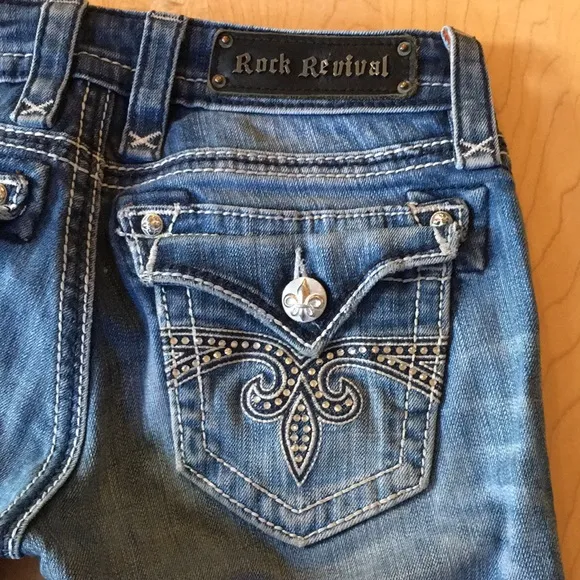 ROCK REVIVAL | Sara Capri Jeans Rhinestone Embellished