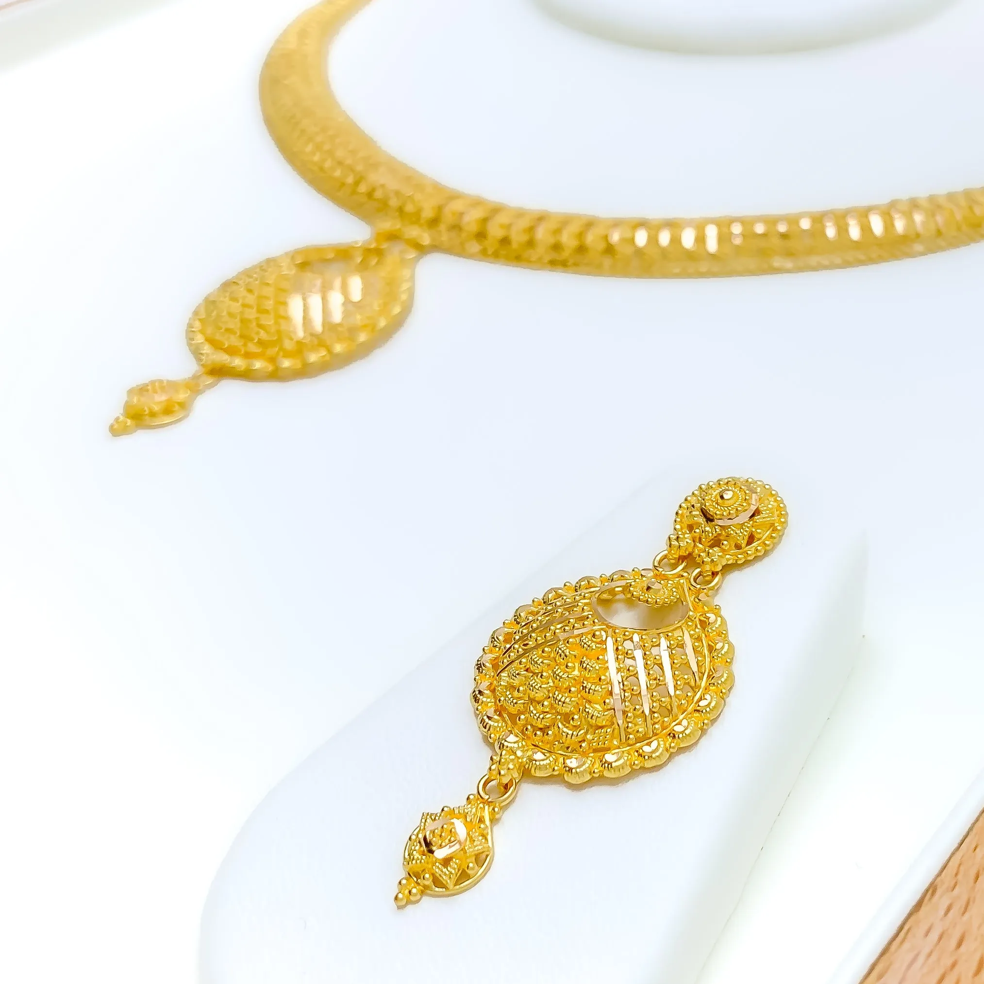 Shiny Striped Open Drop 22k Gold Necklace Set