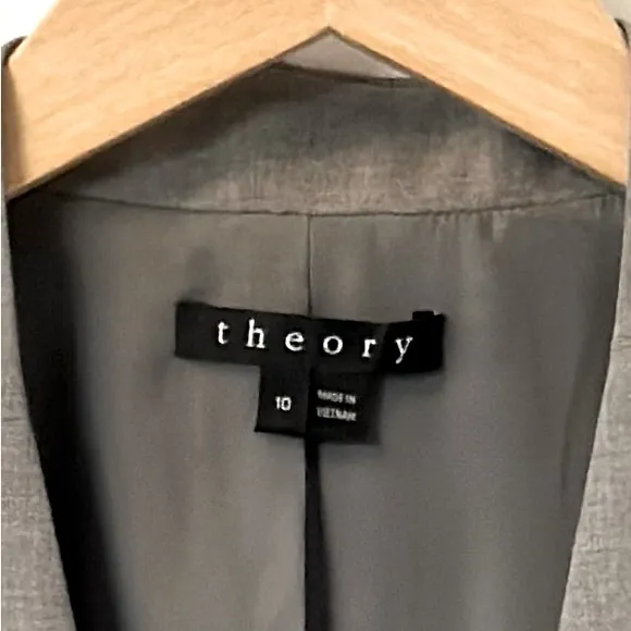 Theory Lindrayia grey wool blend blazer, size 10 in excellent condition!