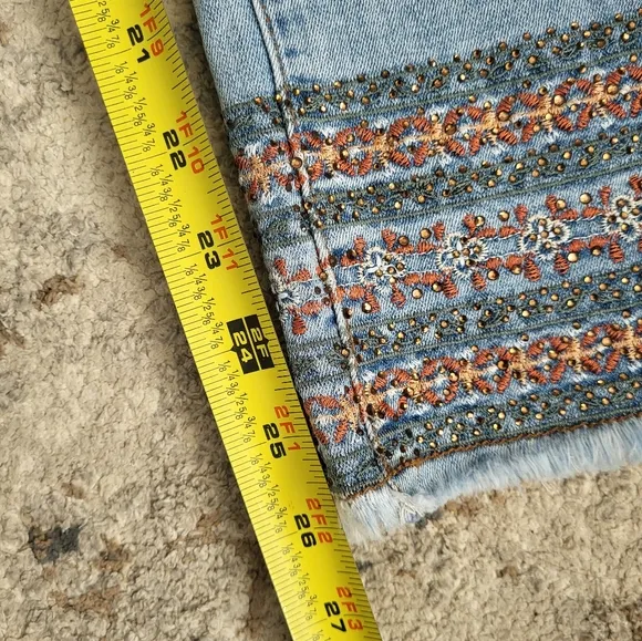 Tribal Audrey Embroidered Hem Crop Denim Jeans Size 6 Embellished