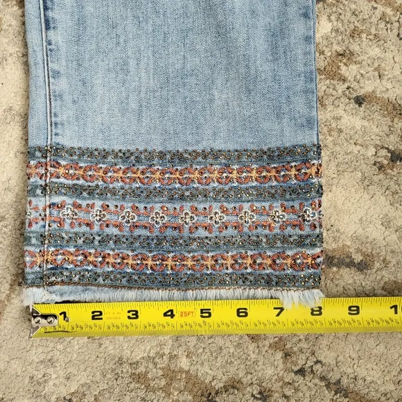Tribal Audrey Embroidered Hem Crop Denim Jeans Size 6 Embellished