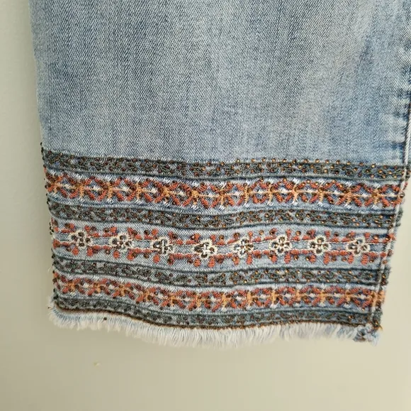 Tribal Audrey Embroidered Hem Crop Denim Jeans Size 6 Embellished